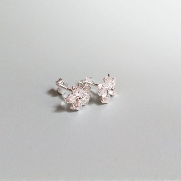 Small Flower Stud Earrings, Sterling Silver, Micro Mini Lilies, Vintage Garden - Picture 4 of 4